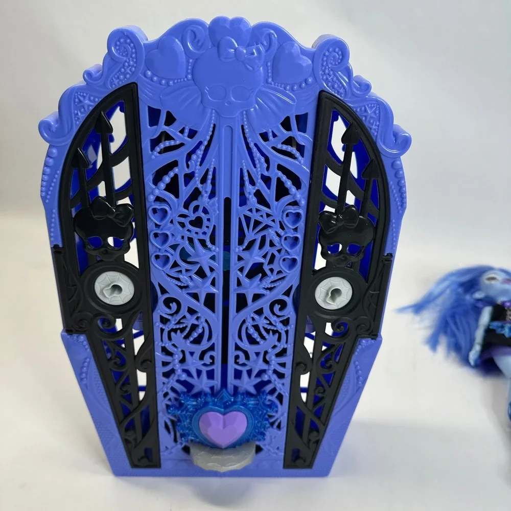Monster High Skulltimate Secrets Abbey Bominable G3 Doll & Coffin Locker Set